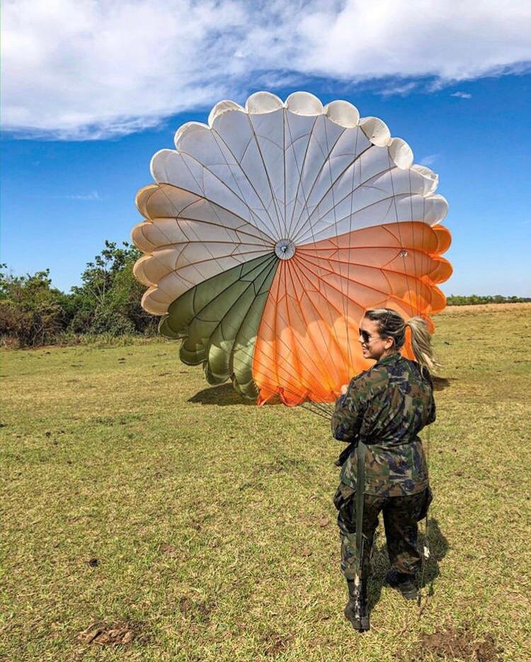 Militar especialista em Equipamento de Voo recolhendo o paraquedas após um lançamento de carga.
O click 📸 foi feito durante o Exercício Técnico ASSAET, em Campo Grande-MS.
#Especialista #militar #profissãomilitar #BEV #lançamentodecarga #FAB #Dimensão22 #Integrar