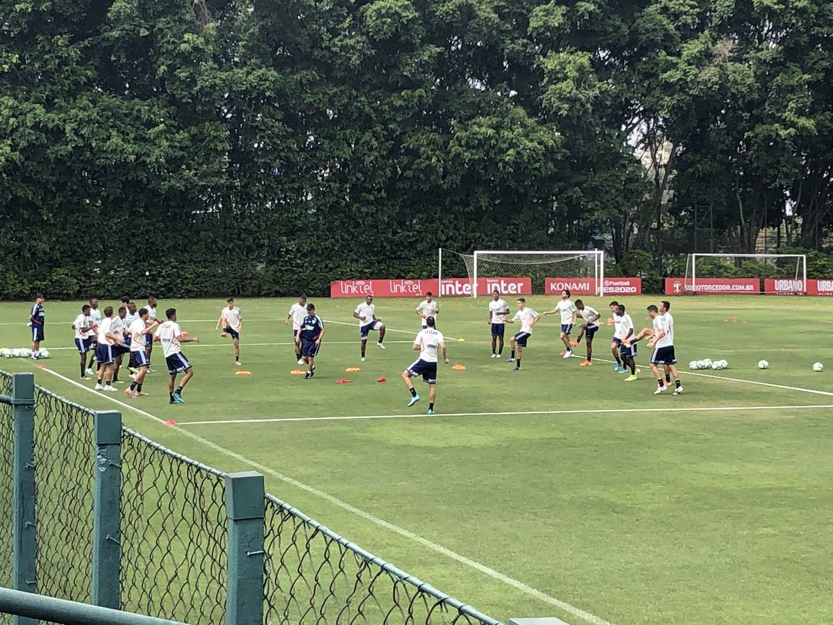 fellucena's tweet photo. São Paulo treina na Barra Funda neste momento. Quem não começou jogando ontem vai fazer um jogo-treino contra garotos da base. #lanceSPFC https://t.co/zSytJFmhhM