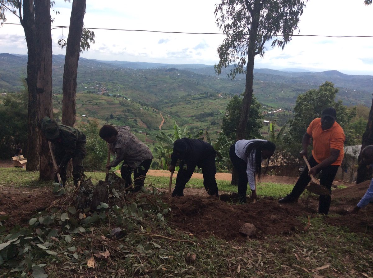 RwandaEmergency's tweet photo. Min @Gkamayirese na Guverineri w’Intara y’Amajyepfo; Gasana K Emmanuel bifatanije n’abaturage bo mu murenge wa Karama, Akarere ka @Kamonyi mu muganda wo gutera ibiti no gusibura imirwanyasuri hasozwa Ukwezi kwahariwe kugabanya ingaruka ziterwa n’Ibiza. #DRRMonth https://t.co/3DibDxxuO2