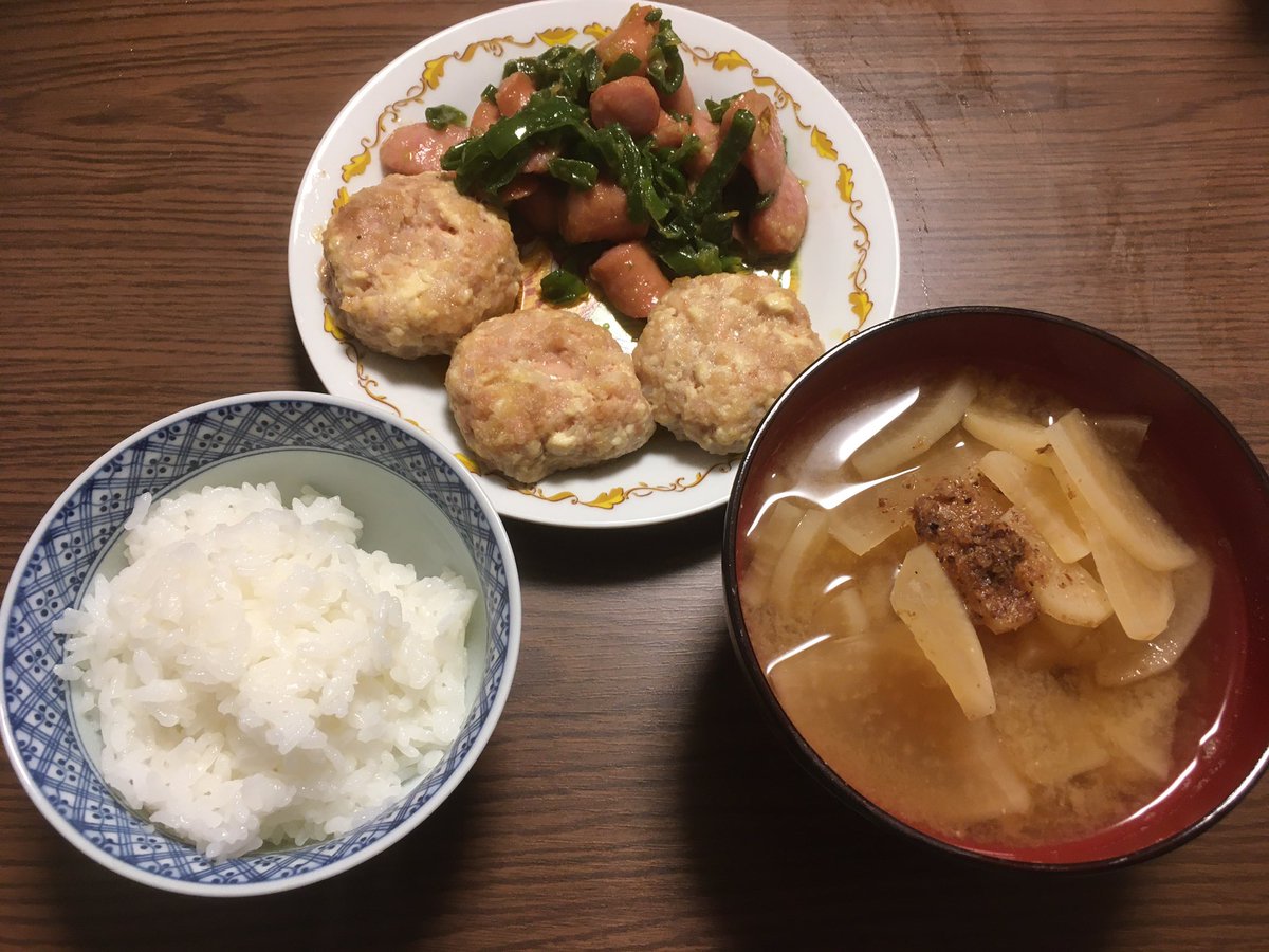 晶bull いろはのお迎えをしたので 遅いご飯 サクッと作れるもので済ましちゃう 豆腐ハンバーグ ピーマンとウィンナーの炒め物 大根のお味噌 炒め物は飽きがこないように味付けは味噌と生姜で 夕飯 晩御飯 豆腐ハンバーグ 炒め物 味噌汁