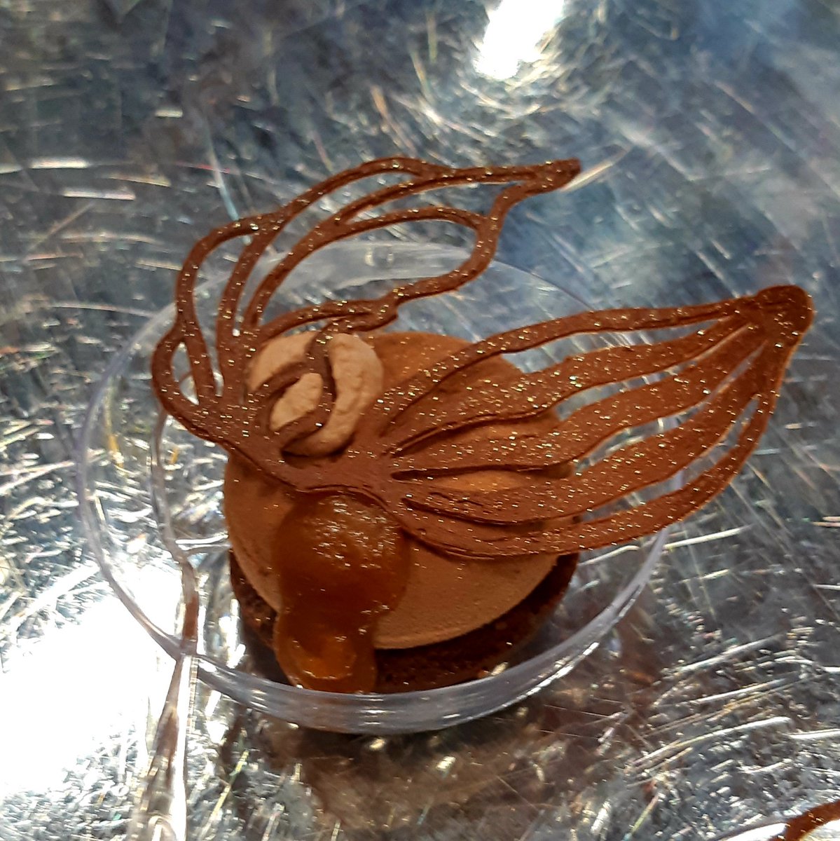 Cultures_sucre's tweet photo. #SalonduChocolat Dégustation du dessert "Origine" réalisé par Yoann Normand #cfdessert #pastryshow #patissier #patisserie https://t.co/EAViQqkK5a
