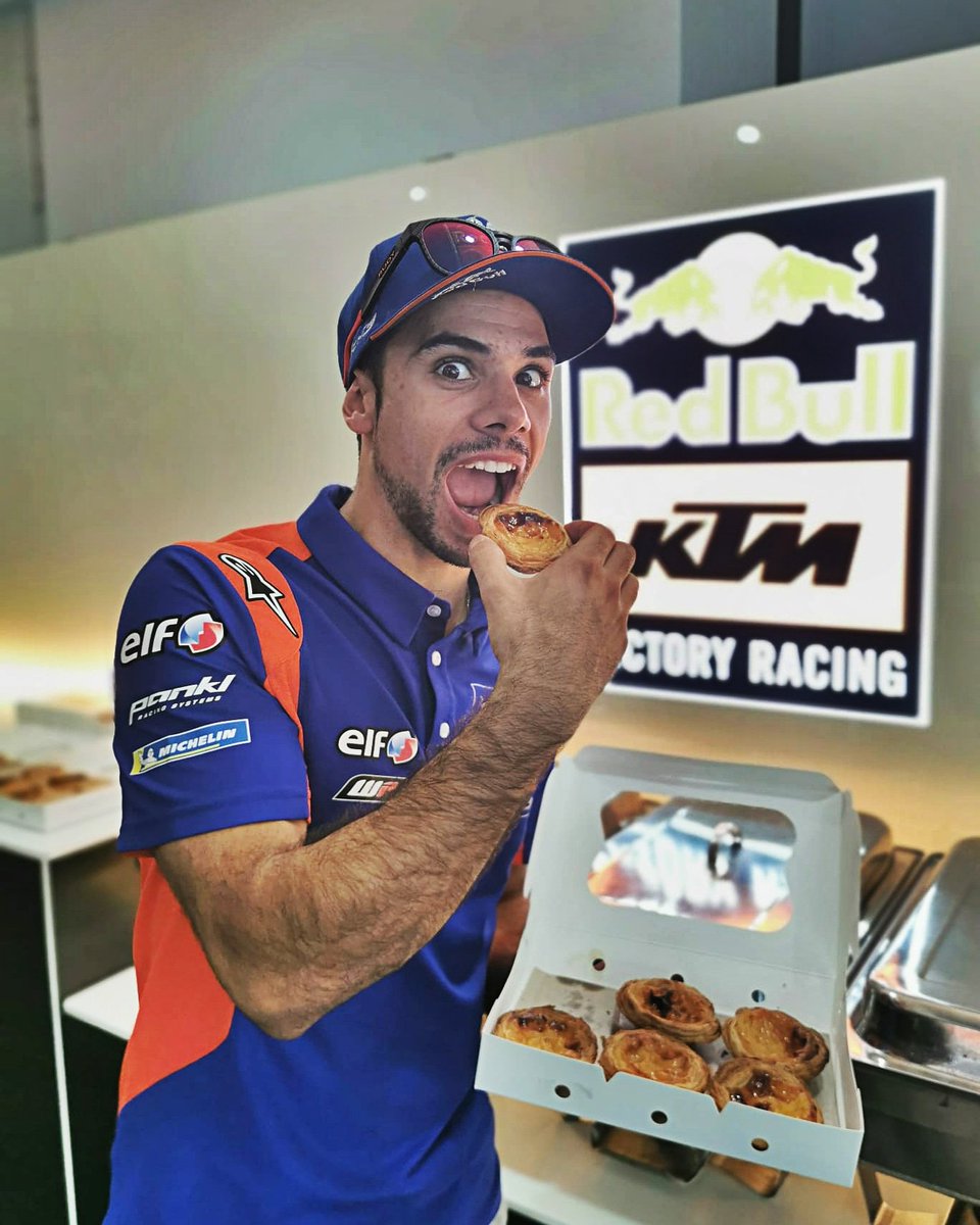 _moliveira88's tweet photo. Quem diria? Um pedaço do meu país na Malásia em forma de pastel de nata! Que delícia 😋 🇵🇹 Obrigado @panidor #panidor #pasteldenata #pasteldenatapanidor #turma88 https://t.co/iykDIK3kcw