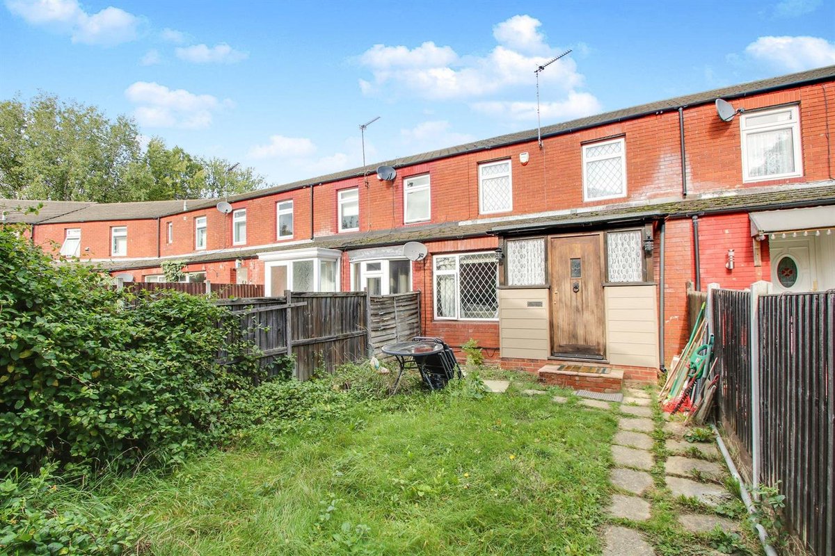 Basildonhaart's tweet photo. We have a three bedroom mid terrace house close to local amenities and transport links is this three bedroom mid terrace house in Basildon https://t.co/7HxTPywm5E https://t.co/AuydeH26gv