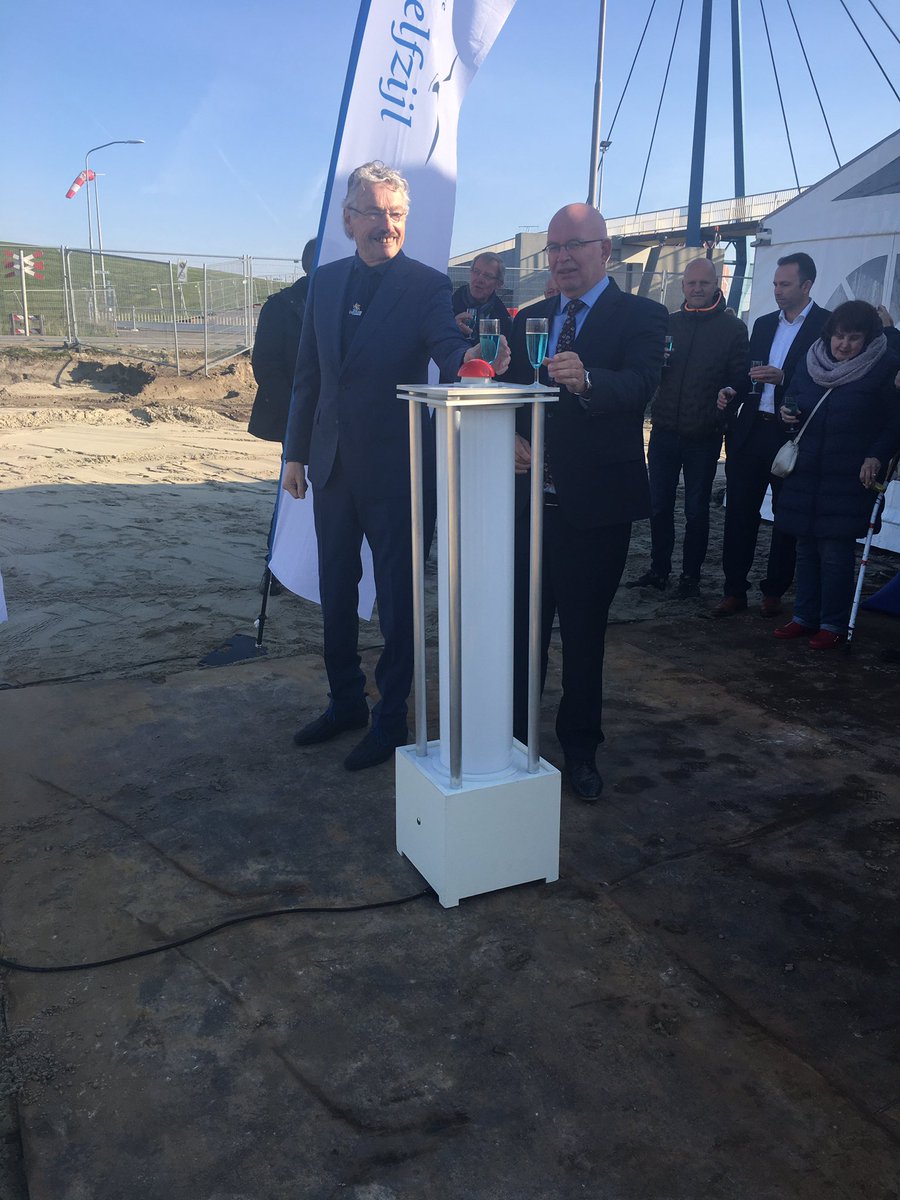 Gedeputeerde Staghouwer verricht de openingshandeling van de verbinding van Delfzijl met de Marconikwelders. Het Waddenfondsproject wordt wordt door medewerkers van Wageningen Marine Research goed gemonitord.
