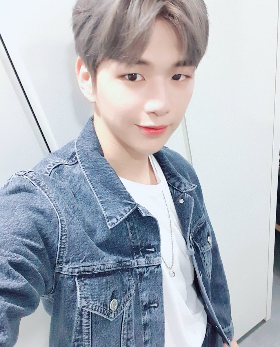 rekey_1210's tweet photo. 📍다니엘 굿즈 랜박으로 판매해요📍
(무조건 원가이상 구성입니다) 
1만원 부터 원하는 가격대로 구성해드려요

구성품)판스,도무송,각종스티커,떡메,핀버튼,손거울,포카,부채,컵홀더,다니엘캔음료,종이슬로건,반사슬로건,인화사진,액자,아크릴스탠드,키링 등등 랜덤으로 구성됩니다

문의디엠주세요❤ https://t.co/cNRTjw4NQQ
