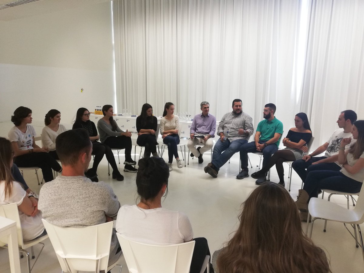_usj_'s tweet photo. Encuentro con Miguel Ángel Barea, director de #IdentidadDigital de @Inycom 👏👥 Los alumnos del programa #USJConnectaTalento vuelven a encontrarse en el primer taller del curso para descubrir a qué se dedica un #ProfesionalDigital 💻📱 @OrientacionUSJ https://t.co/te1MllclVI