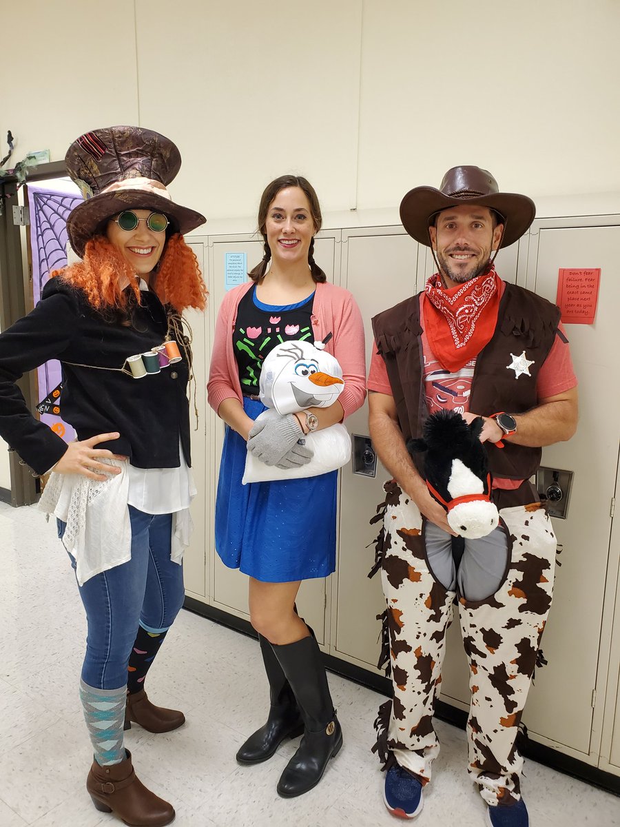 PatrickLynchPE's tweet image. Love my coworkers @MsO_LA78 spreading that spirit and increasing student morale #teacherlife #doitforthestudents