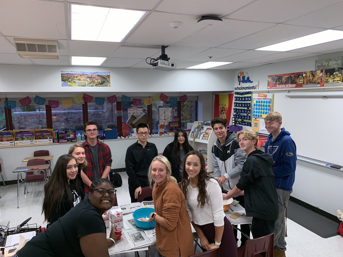 kclunsford's tweet image. Día #2 de calaveras 💀 #español4 #DiaDeLosMuertos