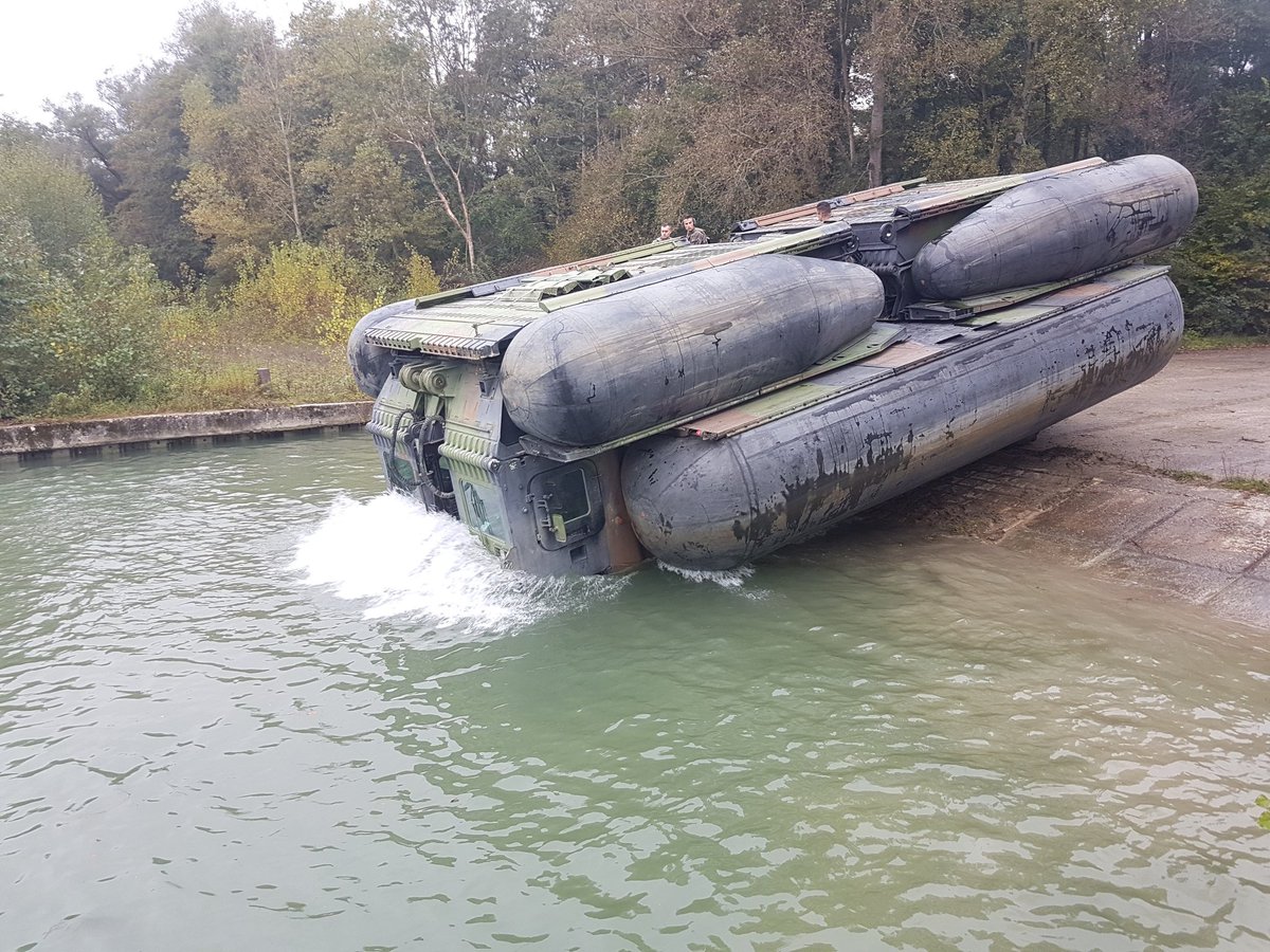7RMATofficiel's tweet image. Le 19e RG et le 7e RMAT ont effectué un exercice interarmes de franchissement du Rhône. L’engin de franchissement de l’avant (EFA) a permis de faire traverser l’obstacle fluvial aux véhicules du 7e RMAT (PPLOG, GBC180, VAB, VT4…) ». #prepaOPS  #7RMAT #19RG #COMMF #GENIE