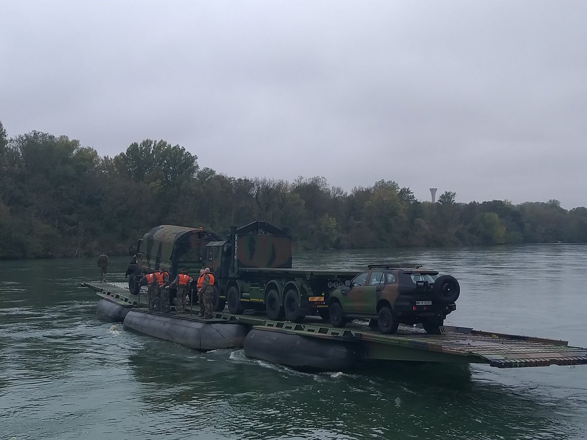 7RMATofficiel's tweet image. Le 19e RG et le 7e RMAT ont effectué un exercice interarmes de franchissement du Rhône. L’engin de franchissement de l’avant (EFA) a permis de faire traverser l’obstacle fluvial aux véhicules du 7e RMAT (PPLOG, GBC180, VAB, VT4…) ». #prepaOPS  #7RMAT #19RG #COMMF #GENIE
