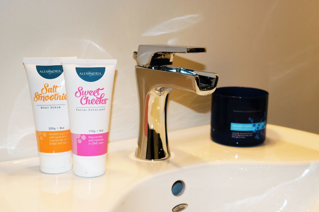 apStudioNiagara's tweet image. #HappyHalloween!! After a night of Trick and Treat, don't forget to cleanse your skin with our Sweet Cheeks cleanser. Facial exfoliants: Rejuvenate and Hydrate in ONE step. buff.ly/335eNPc #happyskin #skincare #alexandriaprofessional #skincareroutine