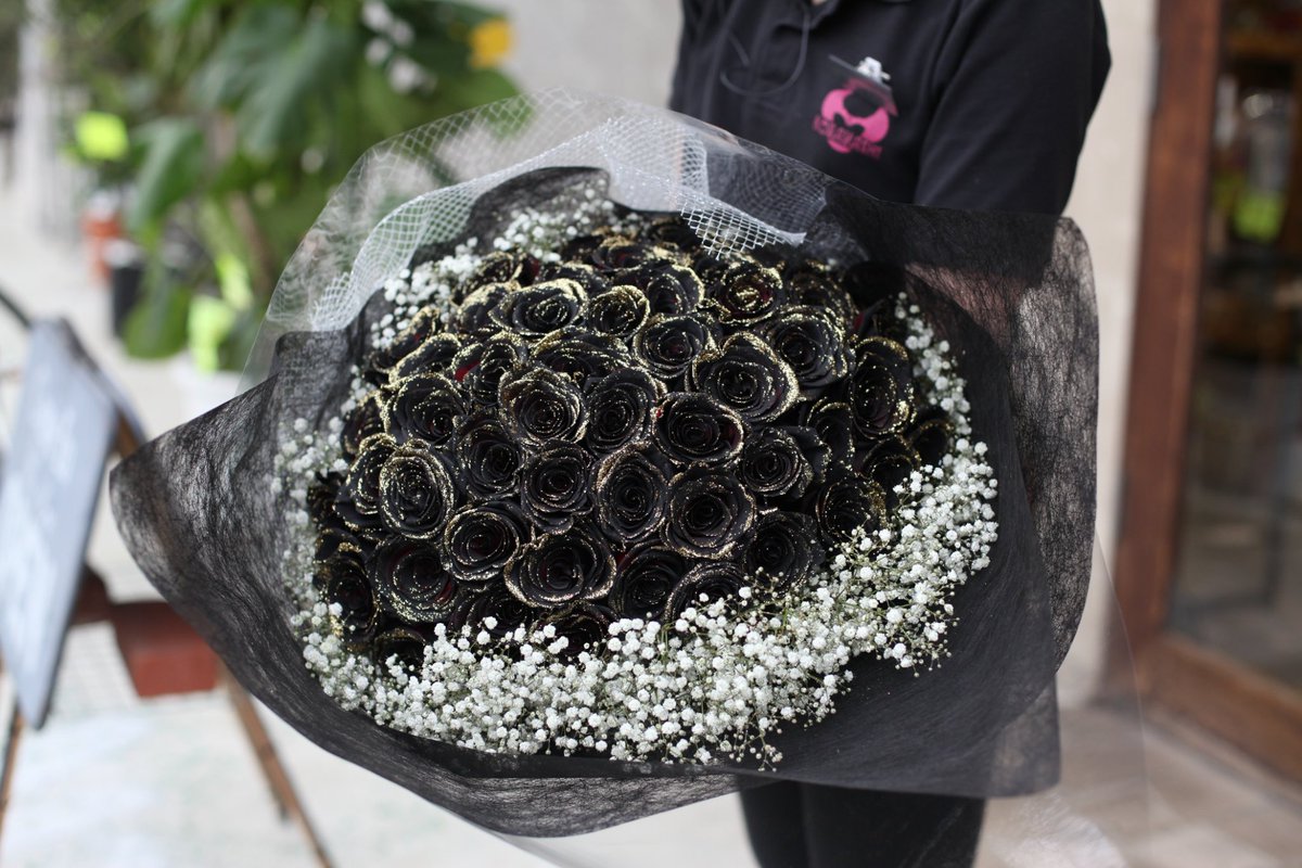 ローズショップ Twitterren 黒薔薇の花言葉は 滅びることのない永遠の愛 50本の薔薇には 偶然の巡り逢い という意味があります