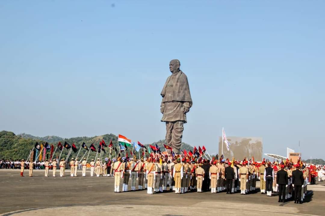 CollectorNar's tweet photo. માન. વડાપ્રધાનશ્રીની ઉપસ્થિતીમાં  રાષ્ટ્રીય એકતા દિવસની ઉજવણી નિમીતે  એકતા પરેડ કેવડિયા ખાતે સ્‍ટેચ્‍યુ ઓફ યુનિટીના સાનિધ્‍યમાં યોજાઇ હતી. દેશના વિવિધ સુરક્ષા દળોએ તેમના કાર્ય કૌશલ્ય અને ક્ષમતાઓ પૂરવાર કરતું ગૌરવપૂર્ણ નિદર્શન પરેડ દ્વારા રજૂ કર્યુ હતું. https://t.co/SfMp3tIMXK