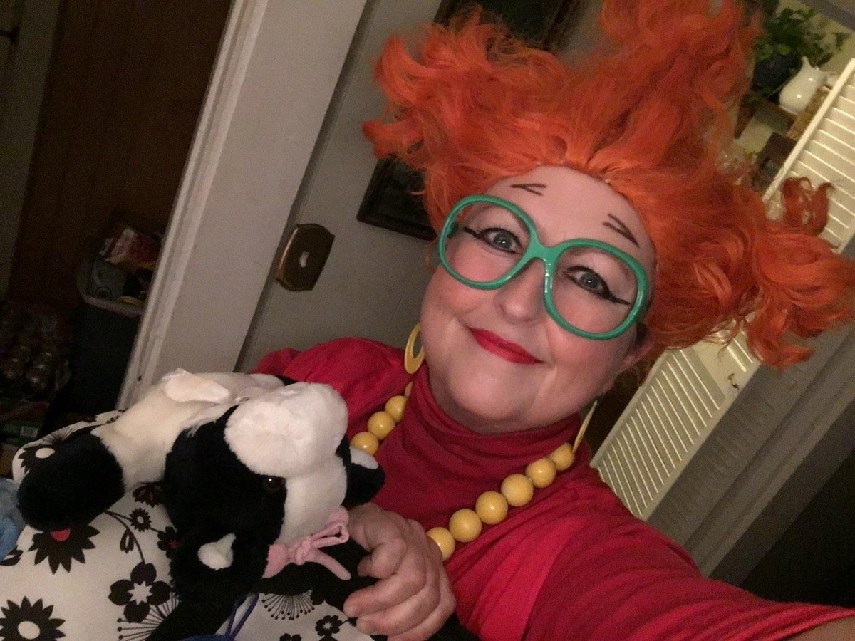 My mom asked me for advice to make a DiDi Pickles wig for her office Hallow...