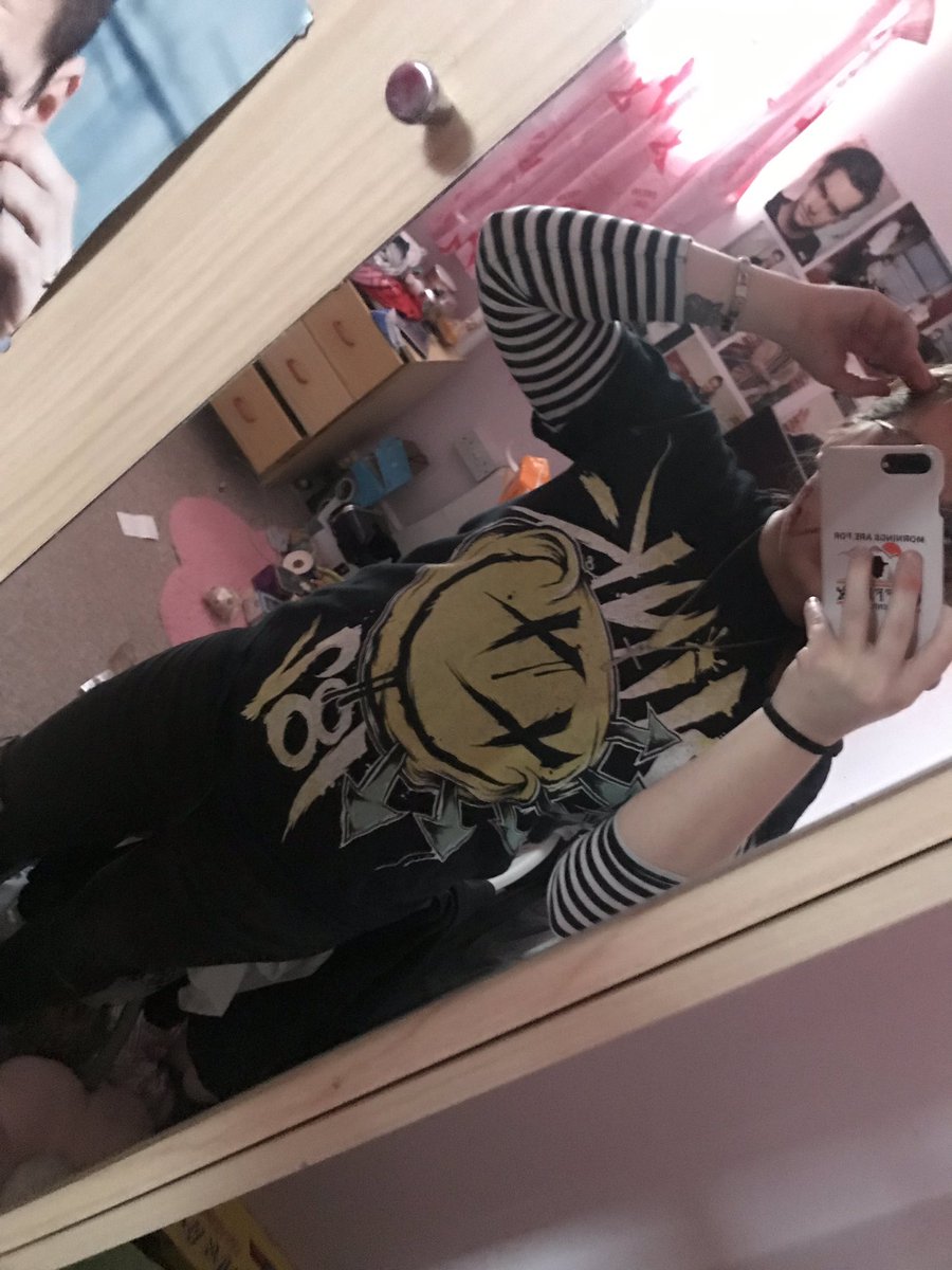 oddnaran's tweet photo. dressed as an e girl for work, happy halloween 👻 https://t.co/47pfWrxmbu