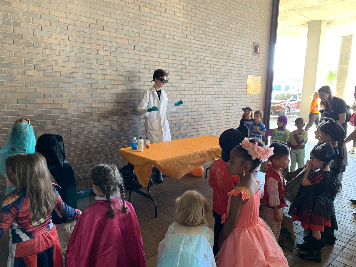 TampaBaySTEM's tweet photo. @GlazerMuseum @HCCFL @HillsboroughFL @ashleybauman @chrisletsosbgc @HCPS_TeachLearn @mikefortampa @DrSuarez @JennaDawson28 @HCPSSecondaryEd @hcpsmsscience @tirado_shana @LynnGray88 @T_Shamburger https://t.co/ks7RrjyNyH