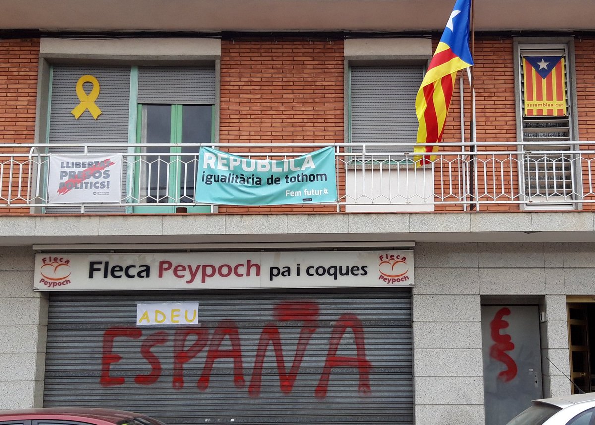 joanpaifoc's tweet photo. Ahir el matí em vaig trobar la persiana pintada, avuí hi he afegit el que penso, a més aquest civilitzats també els timbres fets un fàstic. Els respetuosos amb el contenidors, que hi diuen?????😛 https://t.co/Pa06jTzgSg