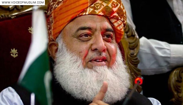 vomurdu's tweet photo. آزادی مارچ کو جی ایچ کیو کے سامنے سے گزار کر مولانا جنہیں پیغام دینا چاہتے تھے انہوں نے مولانا کو کیا پیغام دیدیا - https://t.co/OOWEkPXhS9 https://t.co/iTmVNigrPp