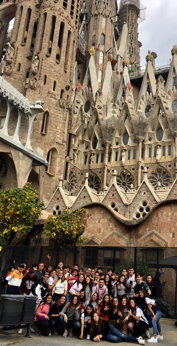 FEDACSantVicenc's tweet image. Ruta Modernista on els alumnes de 4t d’ESO han visitat la Sagrada Família i el Parc Güell. Entre d’altres. #passióxeducar #avuixdemà #barcelonamodernista #glocalitat #creactivitat