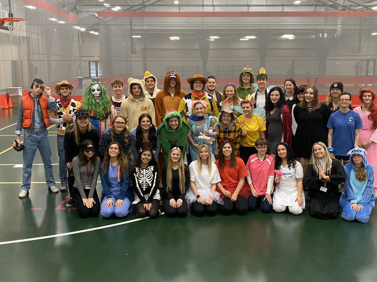 Rossford2020's tweet photo. Happy Halloween from the class of 2020! 👻🧛‍♂️🎃 https://t.co/jf0oH40RmS
