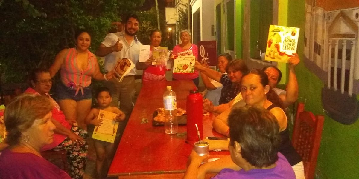 CicoCorrientes's tweet photo. Realizamos la entrega de libros y revistas de la Biblioteca Móvil de CICO en el club de abuelos "Abuelos Porá", del barrio Belgrano. También se llevó a cabo una capacitación de huerta en miniatura a cargo de integrantes del equipo. 
#CICO #CiudadanosComprometidos https://t.co/liZ3hijIgF