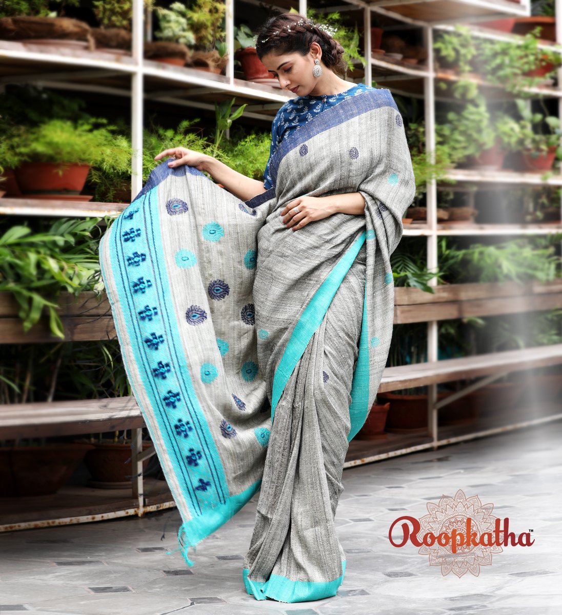 roopkathaweb's tweet photo. Drape this subtle grey saree to be the eye-catcher of any festival or occasion. Pick this soft-hued piece from #Roopkatha to make an unconventional yet traditional appearance. Featuring some intricate detailing in the pallu, this piece ensures utmost comfort. #LoveForSarees https://t.co/5JB5L3yjBF