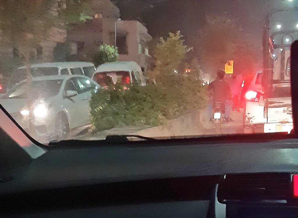ZainabNaeem7's tweet photo. Service road and main road #DHAPhaseI
#Islamabad
#AzadiMarch_UpDates https://t.co/2eReMHFvHK