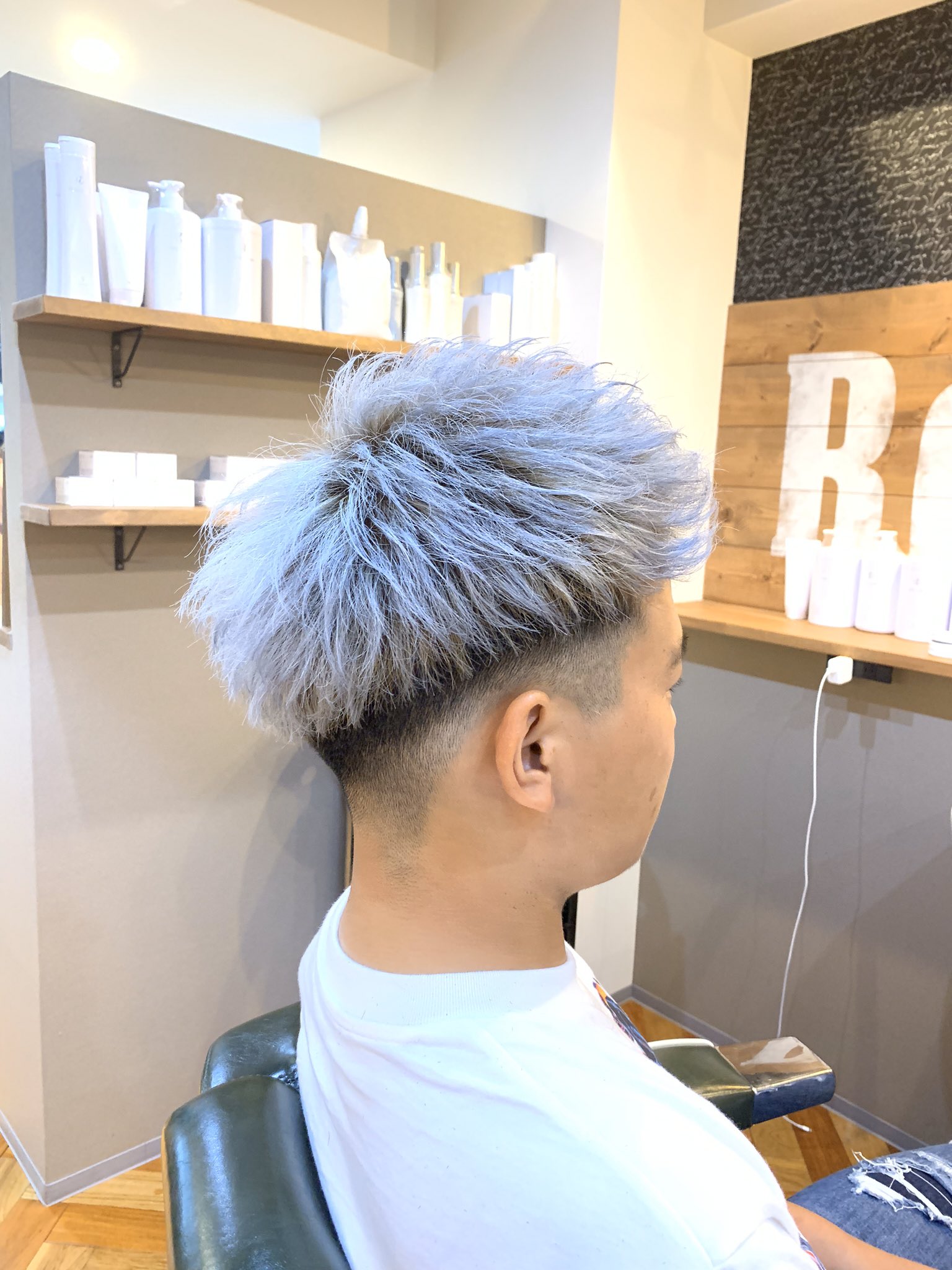 Roost Kamite やっぱりカラーはシルバーですね メンズのカラーめちゃめちゃ人気です カラー メンズカラー メンズ メンズヘア ヘアセット ヘアスタイル メンズヘアスタイル 渋谷ハロウィン ハロウィン メンズサロン 京都美容室 ヘアカラー