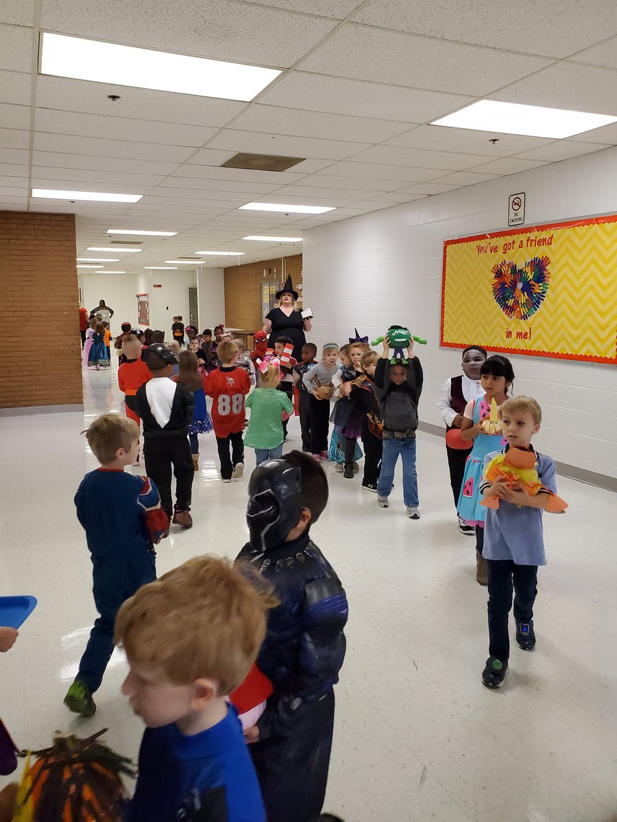 OESrockSTARS's tweet photo. Kindergarten Parade of Pumpkins @suptking #toOESandBeyond https://t.co/2ZxD3cMh1t