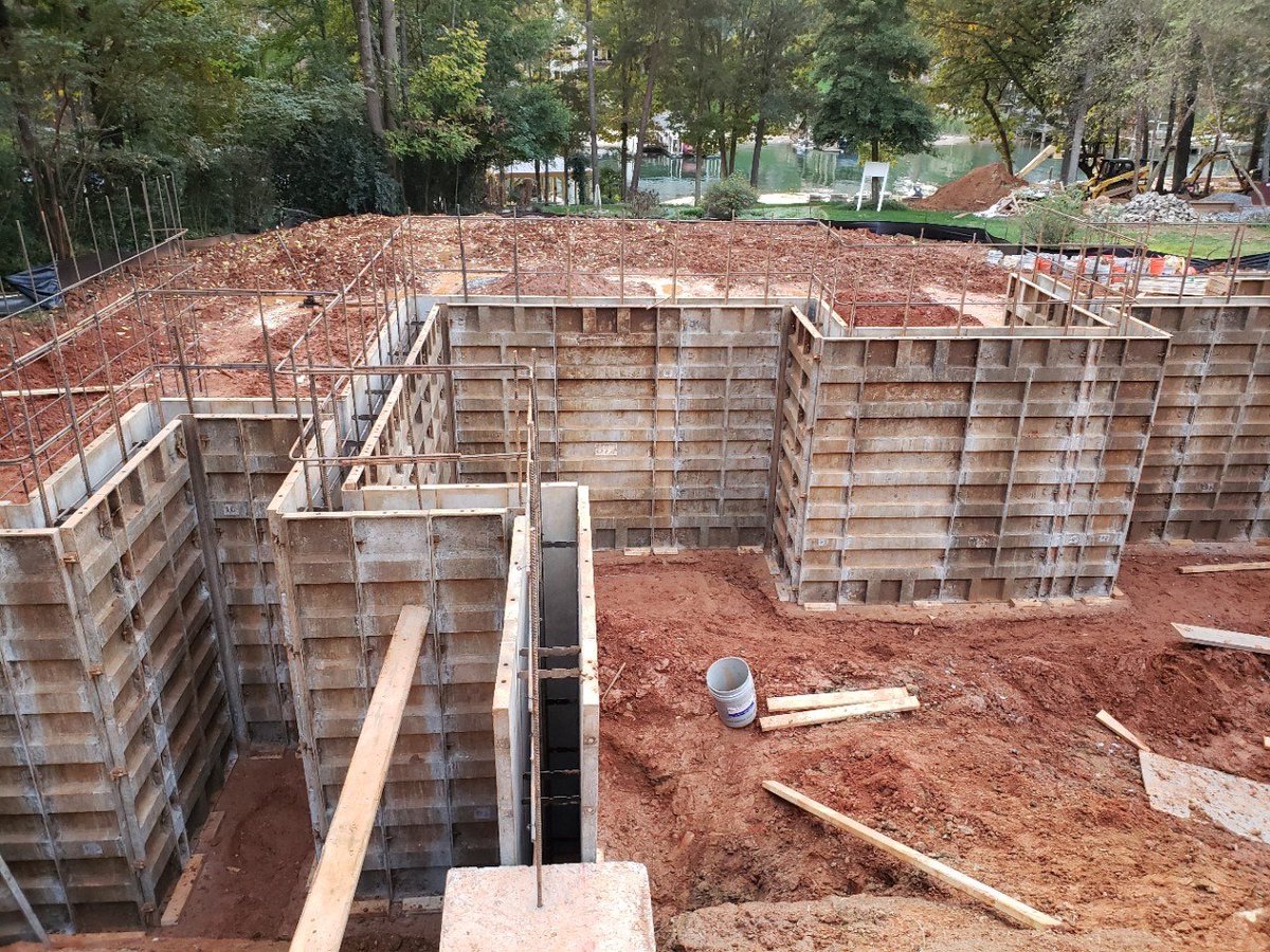 SRNCottage's tweet photo. Foundation walls are in and vertical rebars have started.  Another custom build on Lake Norman in process by Southern Cottage. #southerncottagecorporation #southerncottagecorp #southerncottage #slhomes #southernlivingcustomhomebuilder #custombuild #lakenormanarea #waterfronthome https://t.co/AWhig6aOl1