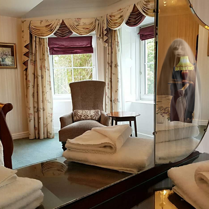 GlenbeighHotel's tweet image. Happy Halloweeeeeen! 🎃👻 you just never know what you'll see in the mirror on Halloween night 😲 we have been open since 1792 you know... all visitors welcome 😂 Pop in for some frightfully delicious food until 9pm tonight! #keepingitcreepy #dontlookinthemirror