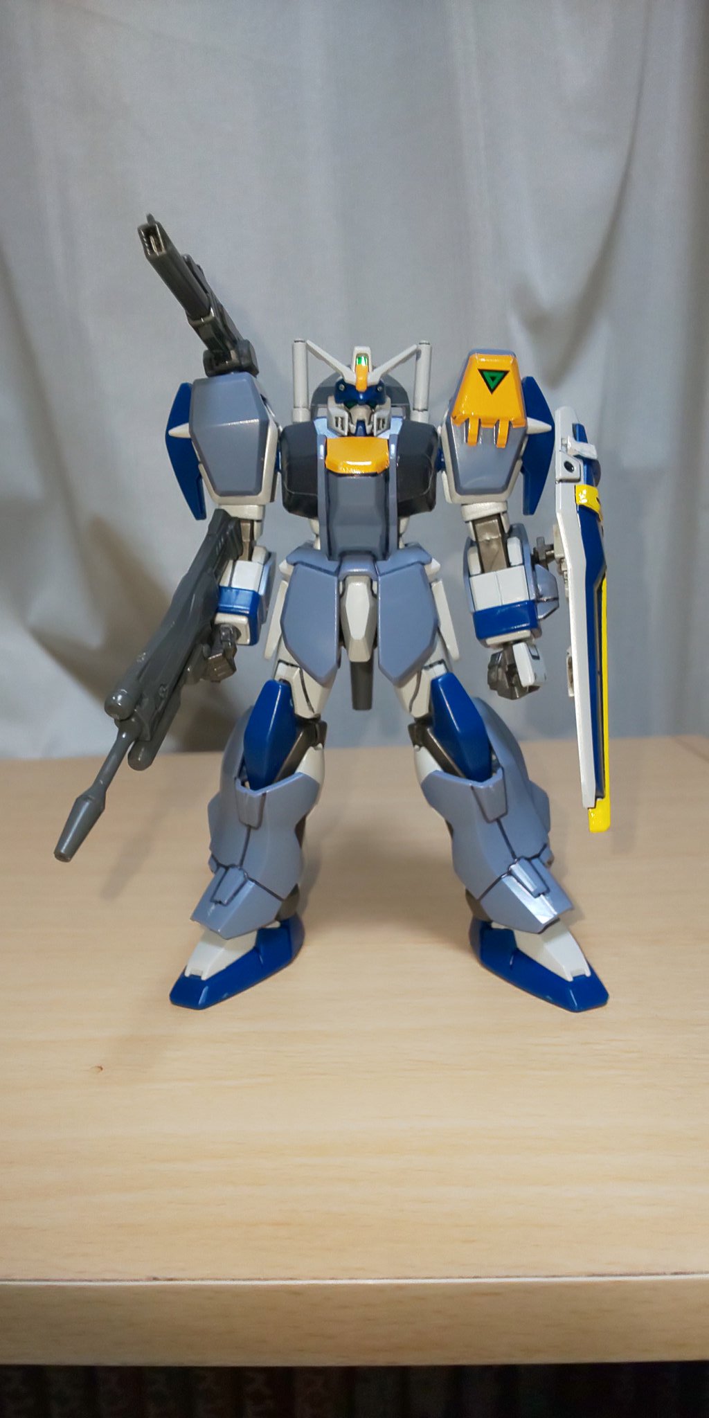 らりーウォーカー Hgデュエルガンダムアサルトシュラウド完成しました 色分けがシールで それもシールドの黄色の部分は一色なので 個人的に巣組だと厳しいキットでした イージス良かったのに残念です それでもデュエルは個人的に気に入っているので