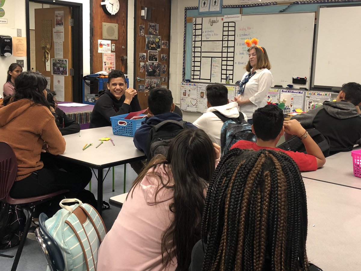 SHSLanguages's tweet photo. What a special treat to have story teller extraordinaire @LindaMarchisio come to our ESL A class &amp; tell us seasonal stories 📚🎃👻. The students especially liked when they got to contribute to the stories w/sounds and words! 🧙‍♀️🧛‍♂️ @EducatingMANka  #SPSprepare https://t.co/JlvLEKnIGf