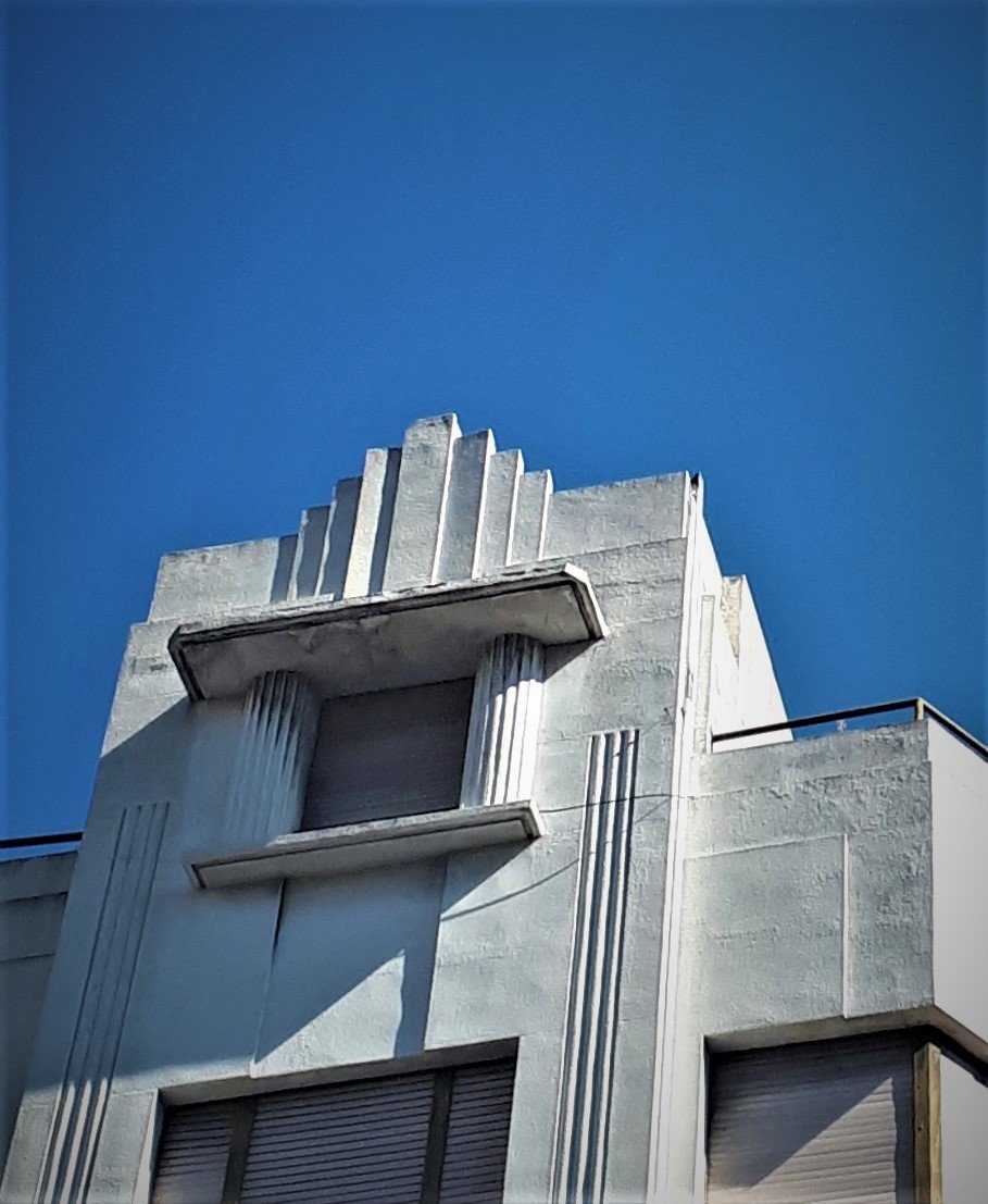 También #ArtDéco #ZigzagModerne es este edificio de 1943 de arquitecto desconocido, situado en San Bernardo mirando al Parque de Begoña en #Gijón que aún siendo pequeño tiene reminiscencias de los grandes rascacielos estadounidenses.
#JuevesDeArquitectura #PerfilesDelCieloDeGijón