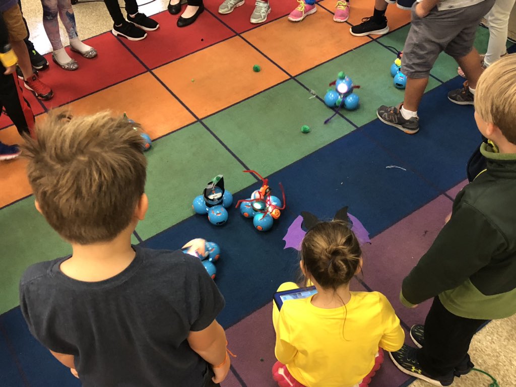 MissTaylor_2nd's tweet image. Showing off our Dash costumes with coding! @WonderWorkshop @SPESaacps #codingintheclassroom #AACPSAwesome