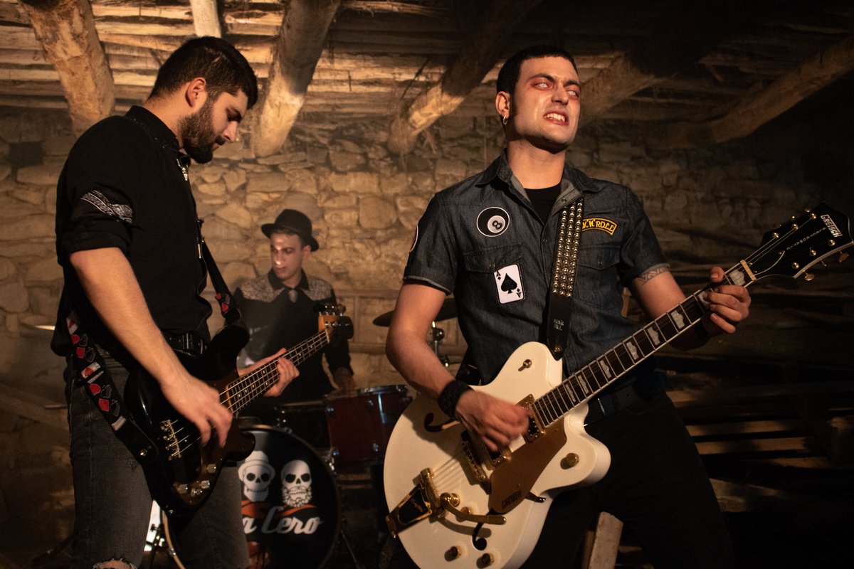 ARIMEN GAUA 🎃🎃

Beldurtzeko modukoa gure azken Videoclip-a...🎥
Gogoratzen dozue???

Iñigo Acha maisuaren zuzendaritza eta Miriam del Pradoren magia🧟‍♂️🧟‍♀️

Ramones beti bihotzean🖤🖤❤️

youtube.com/watch?v=jwWN3g…