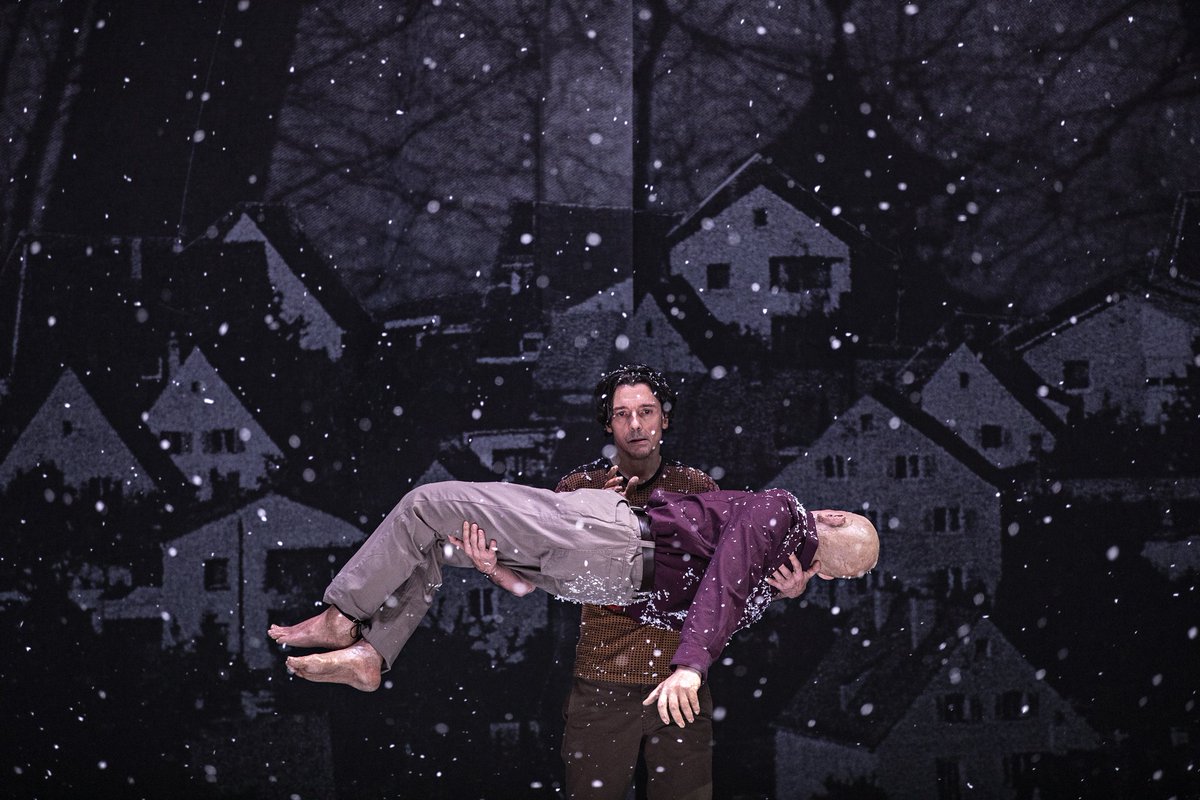 Un homme se rend dans l’appartement de son père et découvre, sur une chaise, un corps abîmé, celui d’une certaine classe ouvrière d’une région défavorisée de la France d’aujourd’hui.
Au TNL le 12 et 13 novembre à 20h00.
#EdouardLouis #StanislasNordey
tnl.lu/qui-a-tue-mon-…