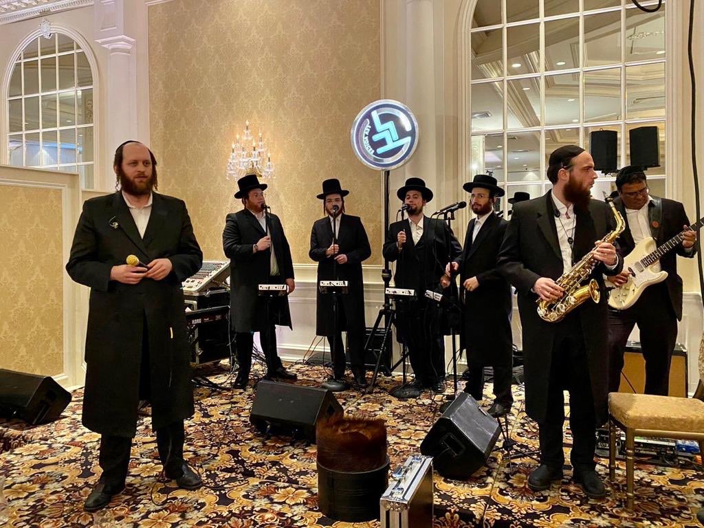 A fantastic crew last night, bringing the simcha and sasson to a wedding in lakewood. With Riven gross and @LevVoices joining me. ⁣
⁣⁣
#mazeltov #chasseneh #weddings #simchasallnight