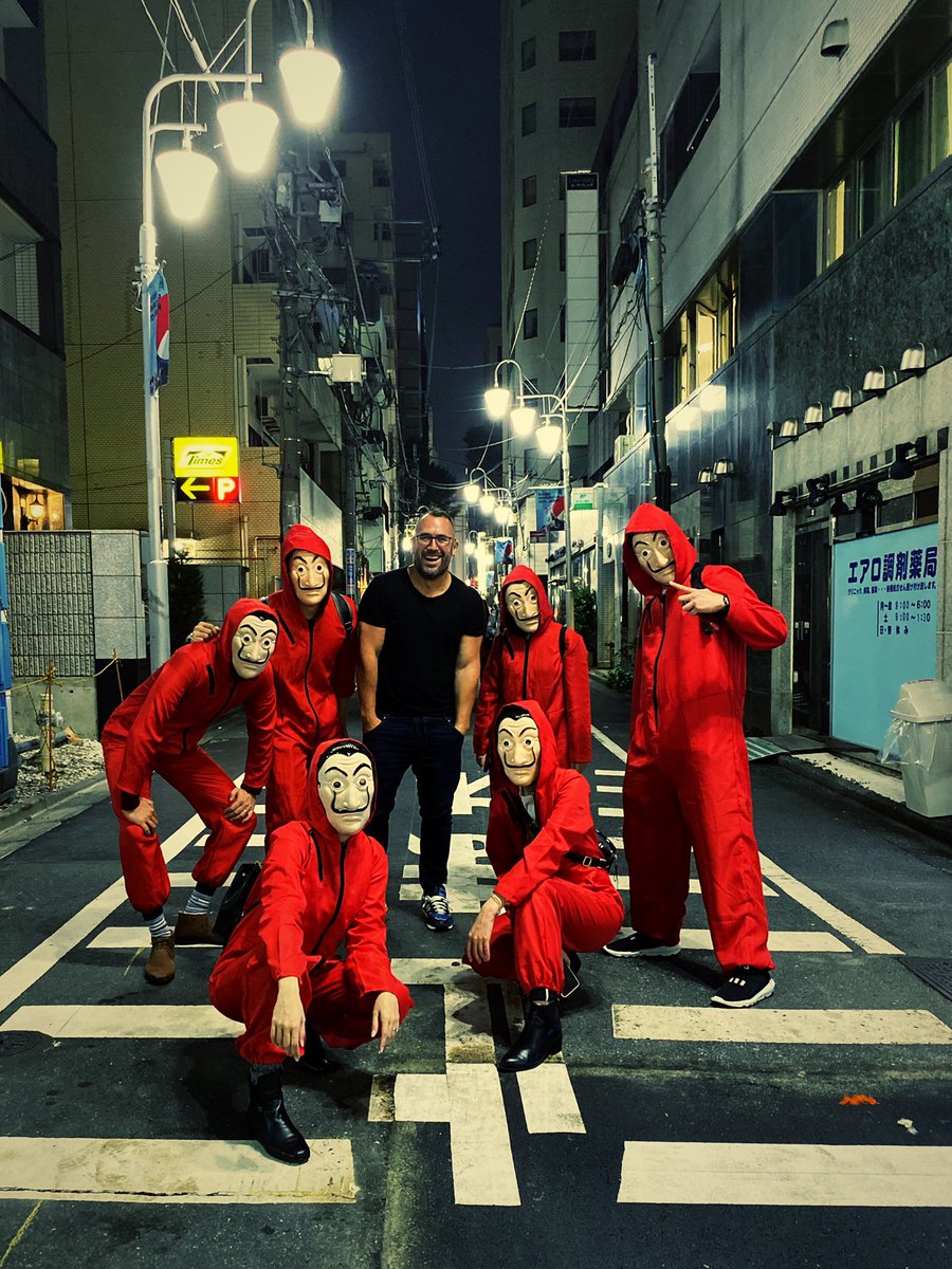 el arrollador suceso de la Casa de Papel en las calles de Shinjiku, Tokyo.