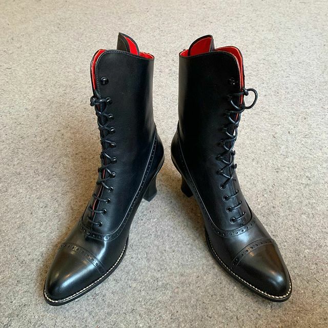 🎃Michaela, eignet sich sehr gut zum Winterdrindl, aber auch gut für einen Besenritt.🧹Immer mehr bayrische Hexen feiern nicht nur die traditionelle Walpurgisnacht sondern nehmen auch Halloween 🎃🥂als willkommenen Anlass auszureiten. Gerade das feuerrot… ift.tt/2r0rLje