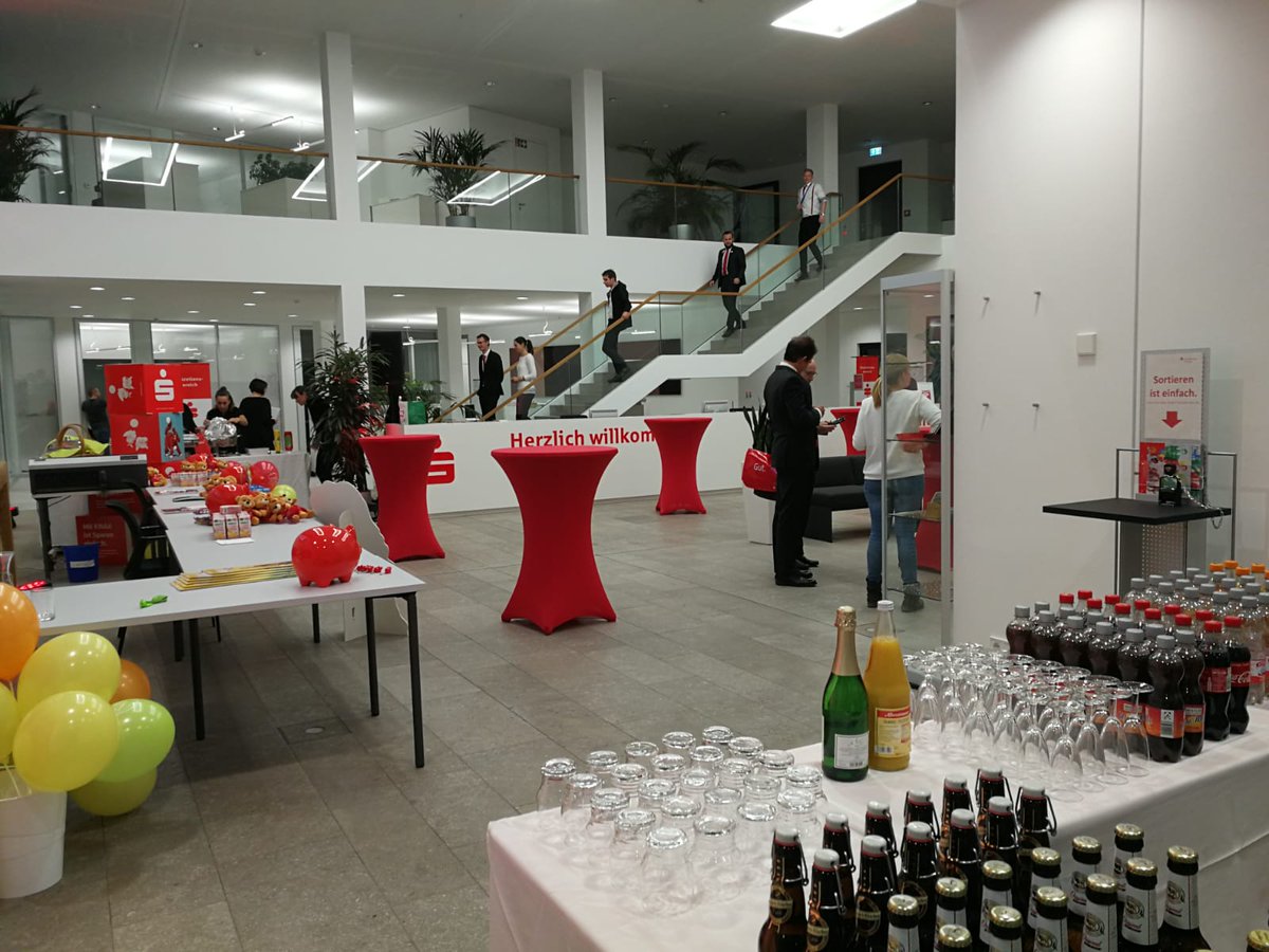 ATM_Events's tweet image. Von der Bankfiliale zur Event-Location in 20 min!!!

Geht nicht? Geht doch!

Der Weltspartag wurde gefeiert sowie die Sparbären natürlich!!!
#KreisparkasseTübingen #Bärenparty #DankedemBären #Sparen #atmevents #BärendieBegeistern🐻 #BankendieBegeistern