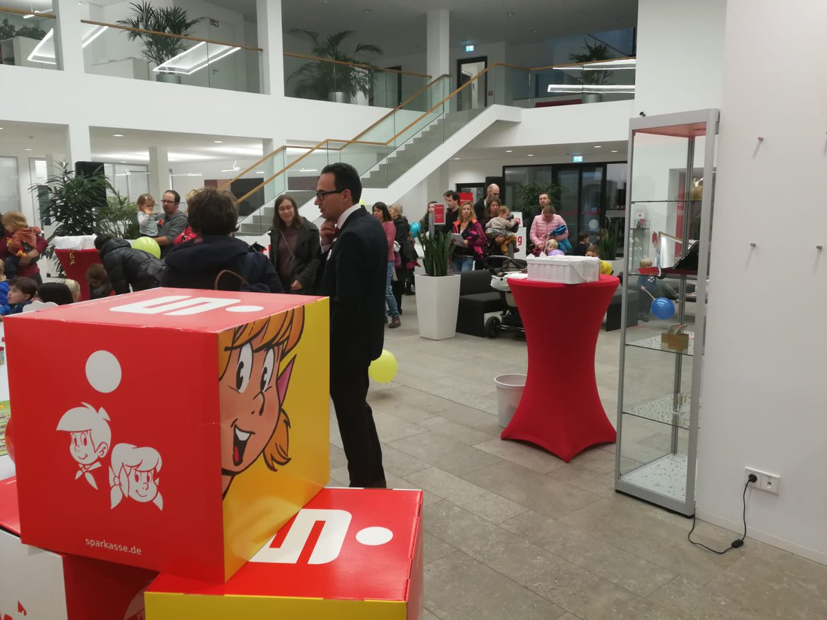 ATM_Events's tweet image. Von der Bankfiliale zur Event-Location in 20 min!!!

Geht nicht? Geht doch!

Der Weltspartag wurde gefeiert sowie die Sparbären natürlich!!!
#KreisparkasseTübingen #Bärenparty #DankedemBären #Sparen #atmevents #BärendieBegeistern🐻 #BankendieBegeistern