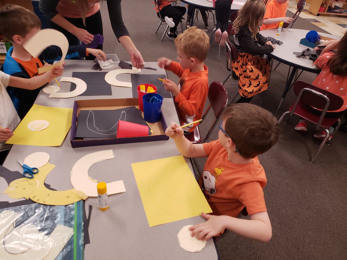 oakstkinders's tweet photo. We love black and orange day craftivities! Thank you so much to our family volunteers for coming in to help!! #oakststories #craftivities https://t.co/kt8oVl1UPC