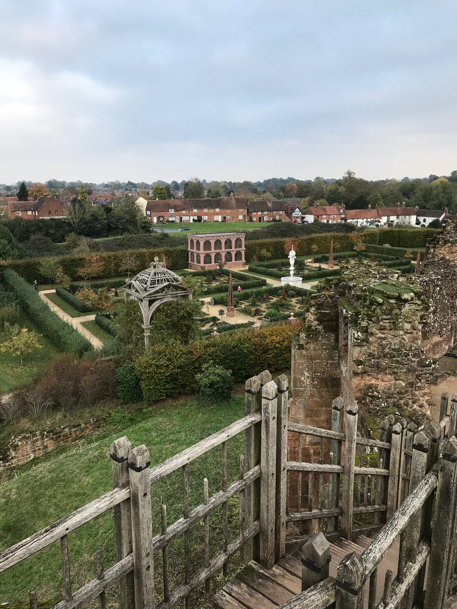 historymr_f's tweet image. With my brother and one of my friends at Kenilworth castle today. So good! Talked at them for about an hour too. Not sure they’ll want to come with me again 😅 #tourguidegoals