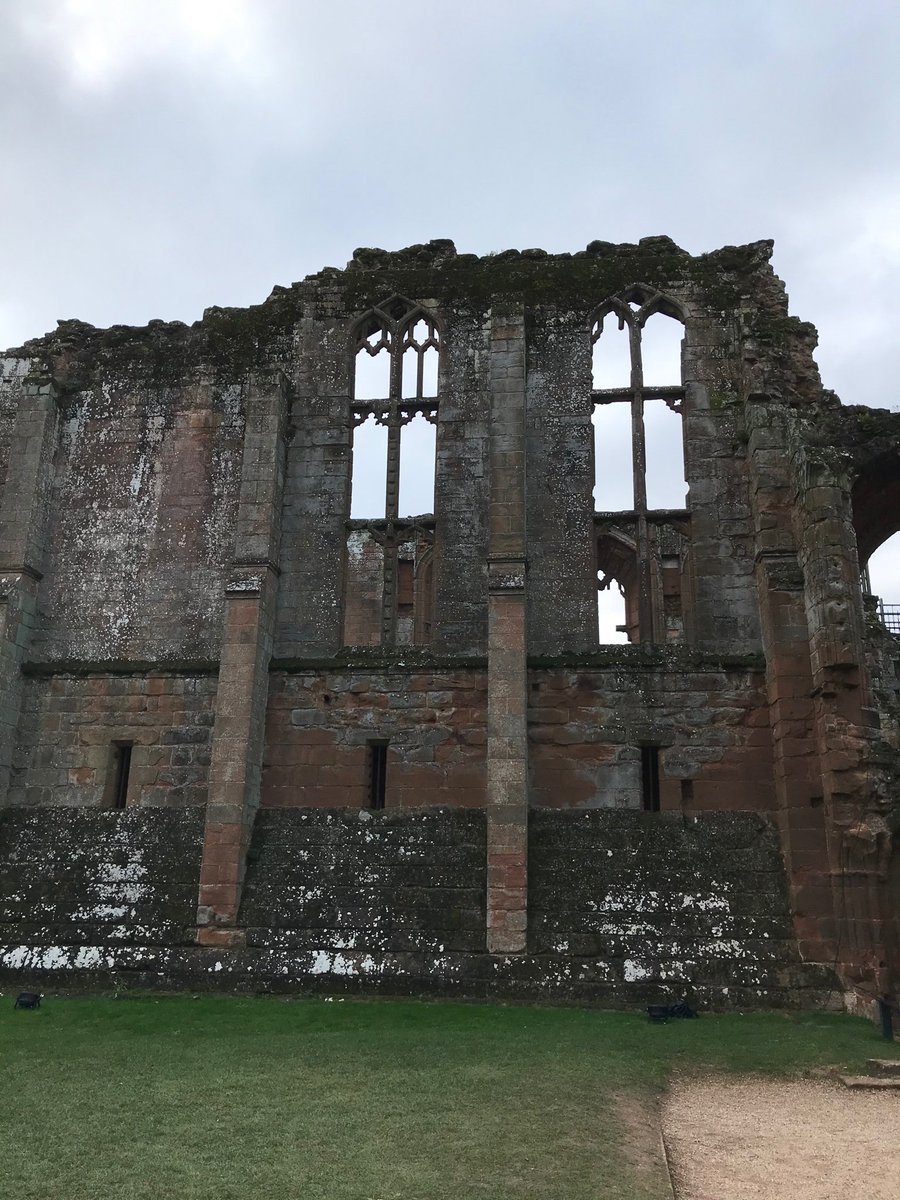 historymr_f's tweet image. With my brother and one of my friends at Kenilworth castle today. So good! Talked at them for about an hour too. Not sure they’ll want to come with me again 😅 #tourguidegoals