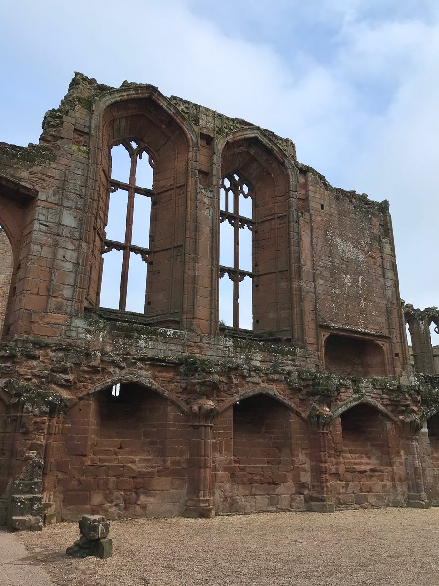 historymr_f's tweet image. With my brother and one of my friends at Kenilworth castle today. So good! Talked at them for about an hour too. Not sure they’ll want to come with me again 😅 #tourguidegoals