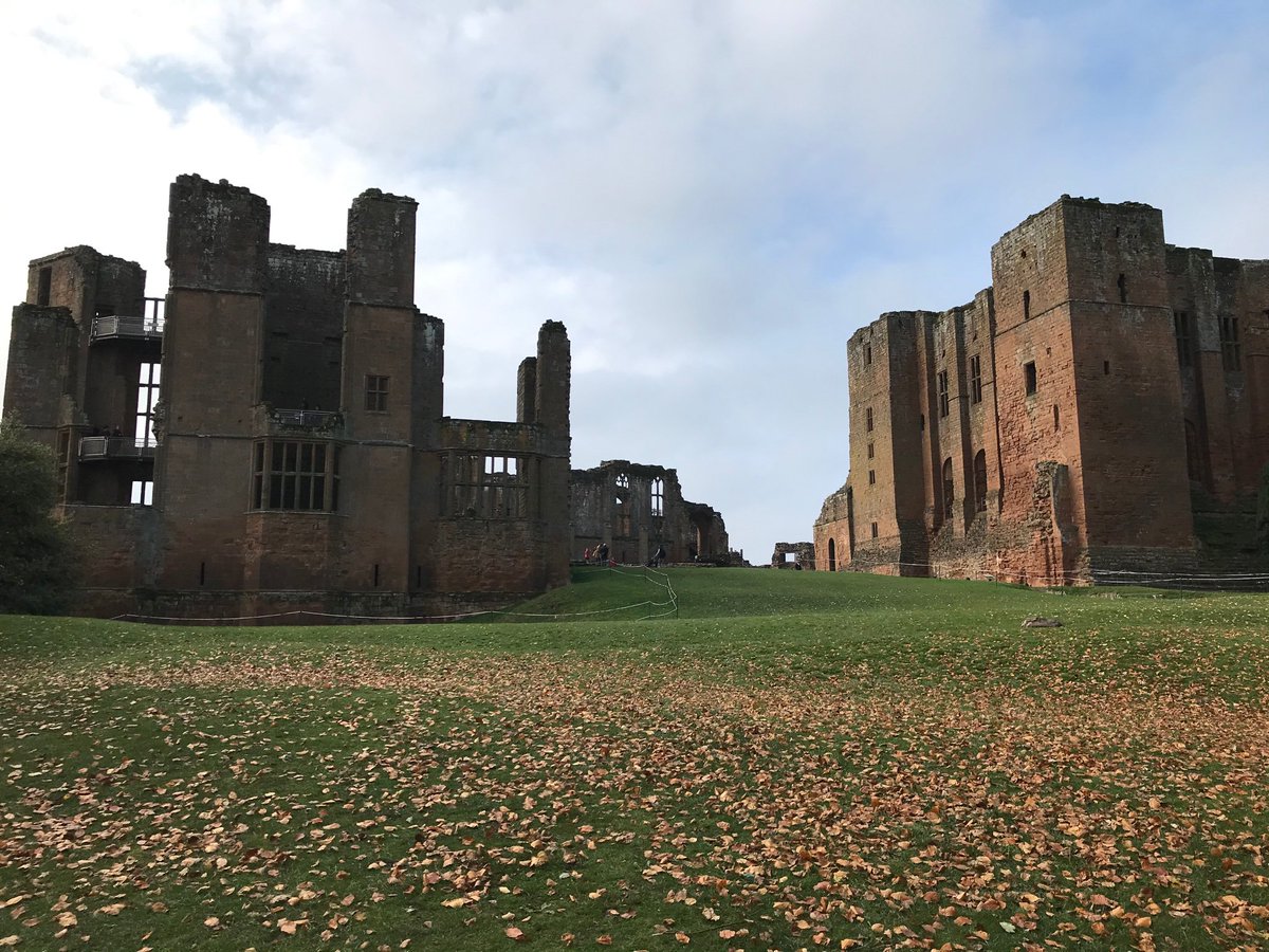 historymr_f's tweet image. With my brother and one of my friends at Kenilworth castle today. So good! Talked at them for about an hour too. Not sure they’ll want to come with me again 😅 #tourguidegoals