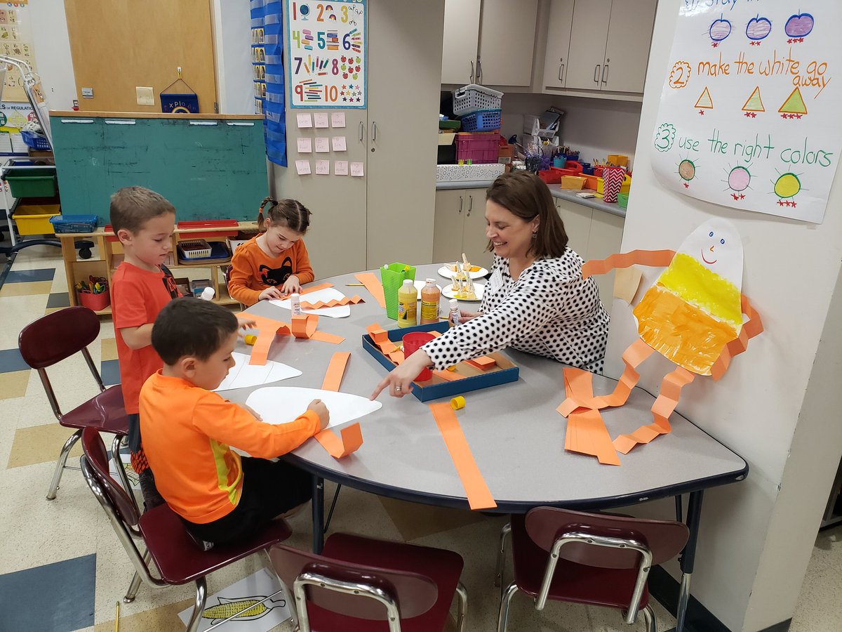 oakstkinders's tweet photo. We love black and orange day craftivities! Thank you so much to our family volunteers for coming in to help!! #oakststories #craftivities https://t.co/kt8oVl1UPC