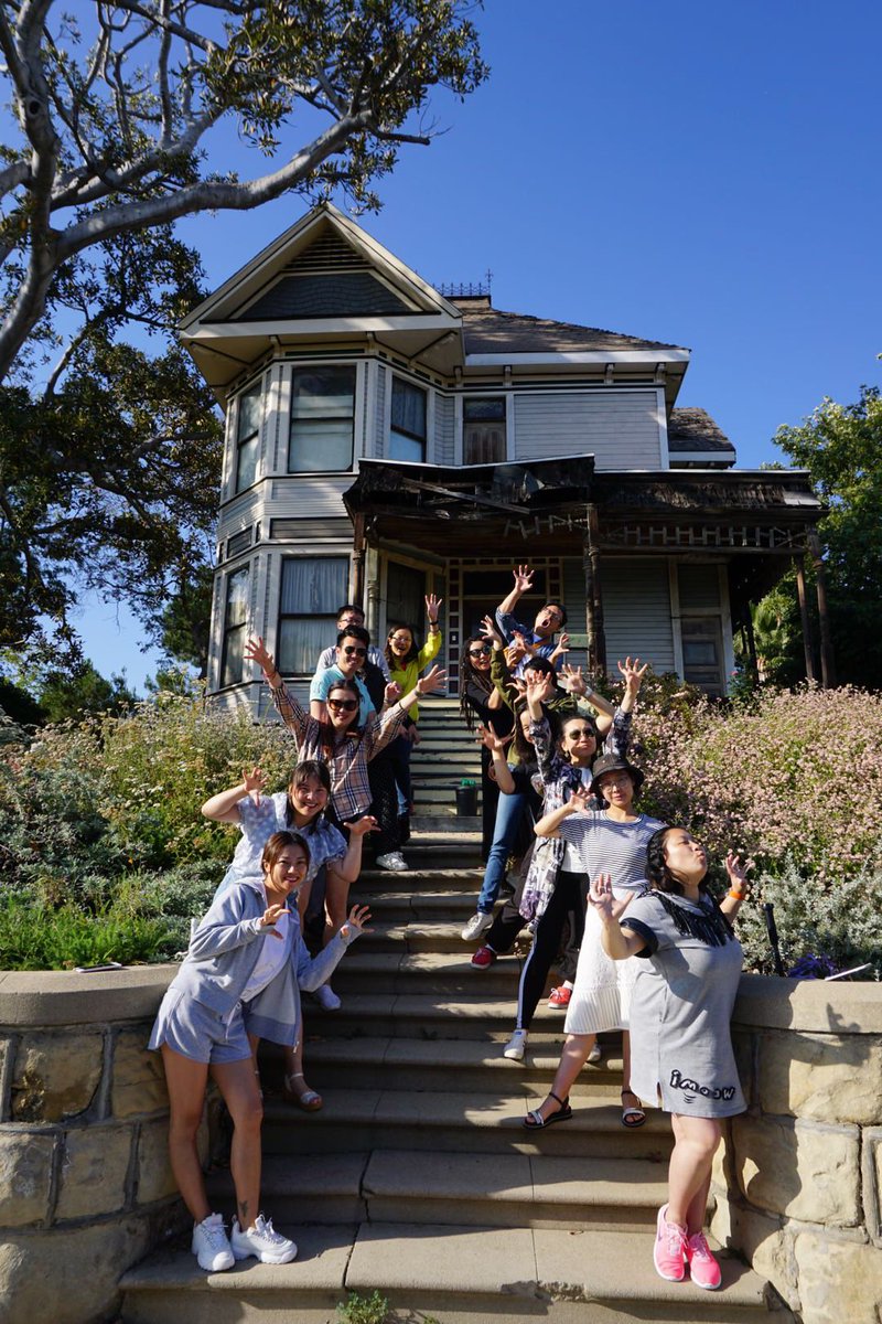 mkgenie's tweet image. My team pose at Thriller House! #ChinalovesMJ #HappyHalloween