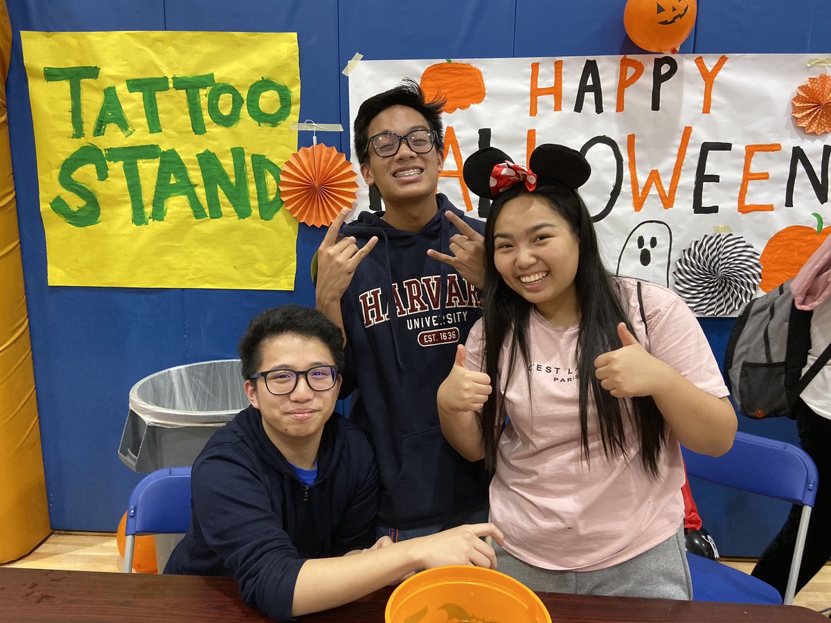 HEHSinteract's tweet image. Happy Halloween from some of your Interacters ! We had fun helping out in the Community Halloween event hosted in HEHS ! #GoHawks